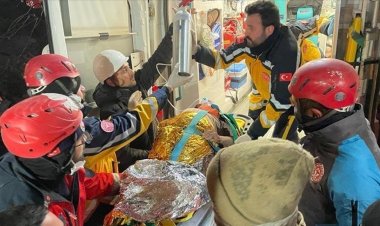 TURQUIE : UNE FEMME DE 70 ANS SAUVÉE DES DÉCOMBRES 212 HEURES APRÈS LE SÉISME