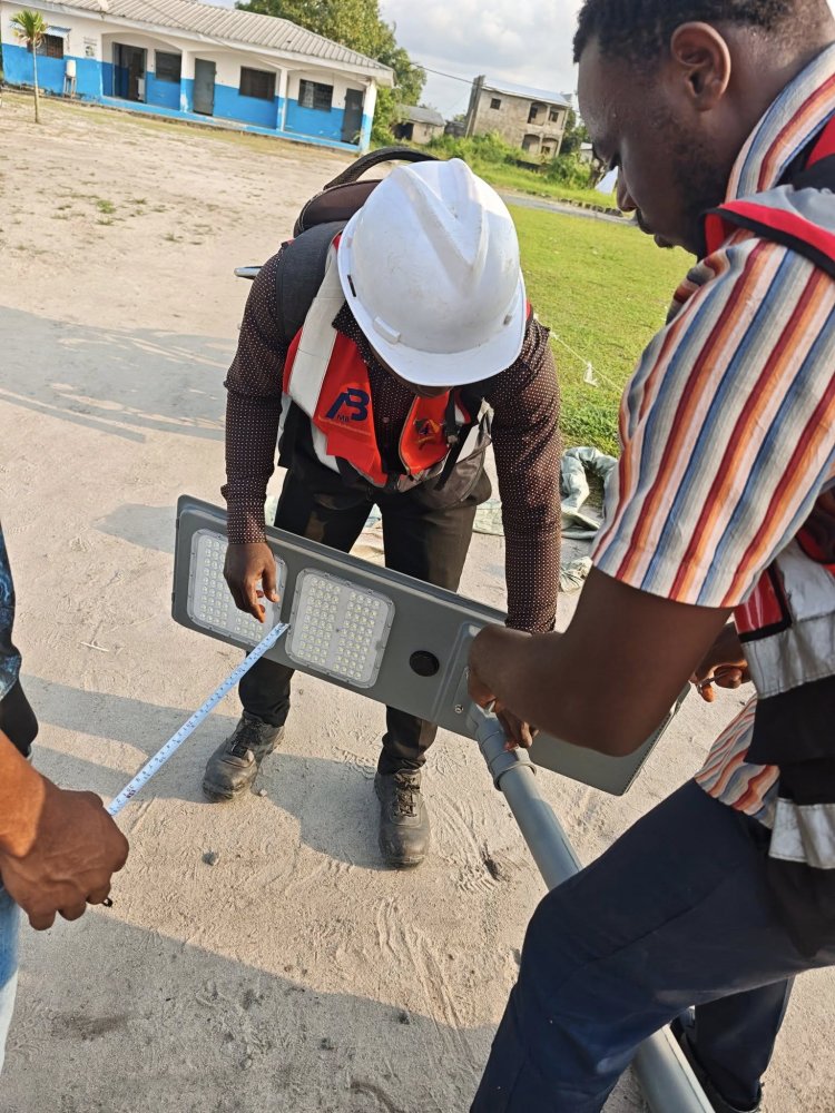 Douala : 200 lampadaires solaires Foster Energy pour la sécurité